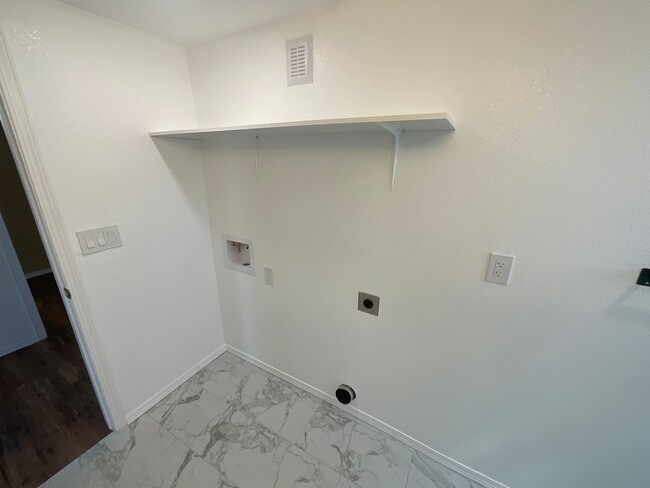Building Photo - 5 Bedroom Home Available Near Research Pkw...