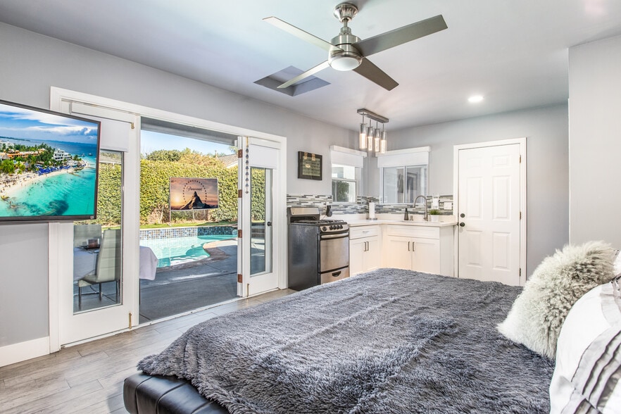 Guest House - 1207 Greenacre Ave