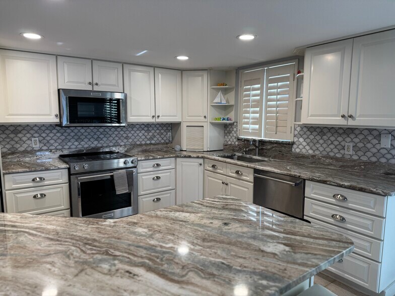 Kitchen - 3255 Sugarloaf Key Rd