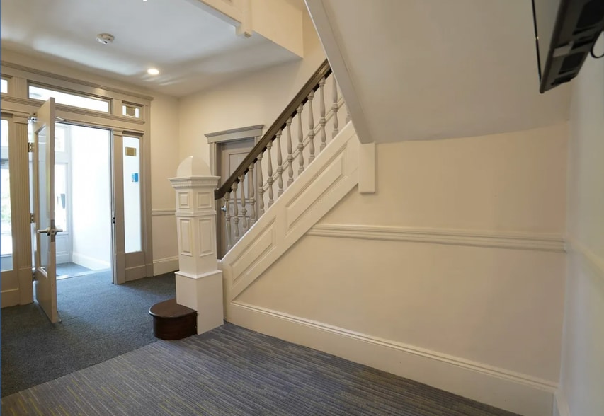 Building Photo - 51 Queensberry St