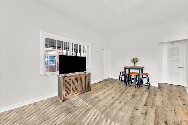 Building Photo - 805 NE 17th Ave