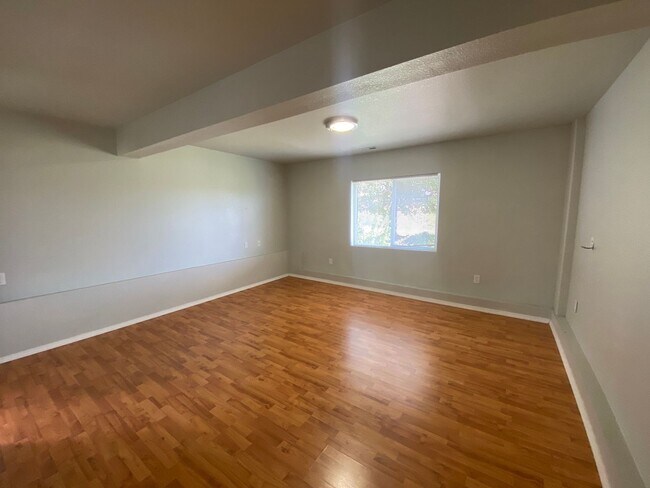 Building Photo - 5 Bedroom/ 3 Bath Home