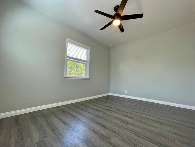 Building Photo - Remodeled 3 Bedroom + 2 Bath Property in R...