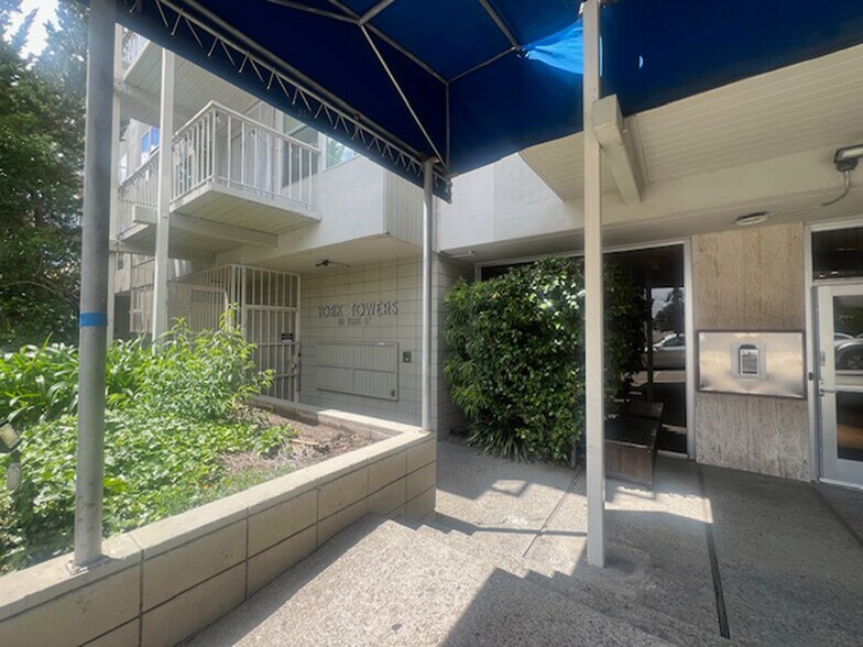 Building Photo - 811 York St