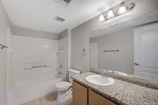 Building Photo - Charming 3 Bedroom Upstairs Condo in a Gat...