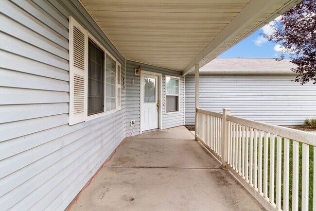 Building Photo - Wonderful 3 Bedroom Home with New Flooring and Paint