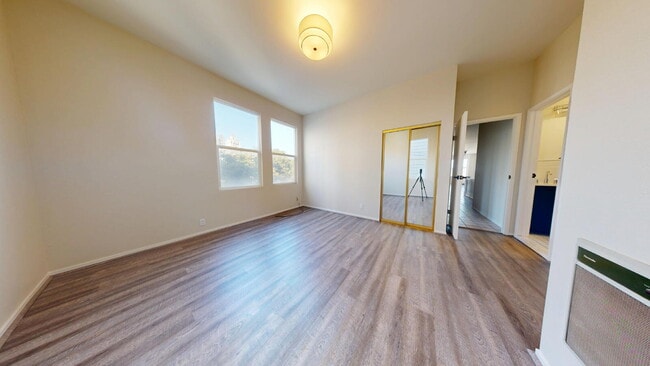 Building Photo - Gorgeous Remodeled 3BD/2BA with Parking & City Views in Nob Hill