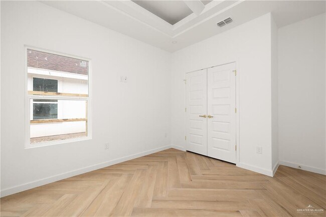 Building Photo - 17 N Revolution St