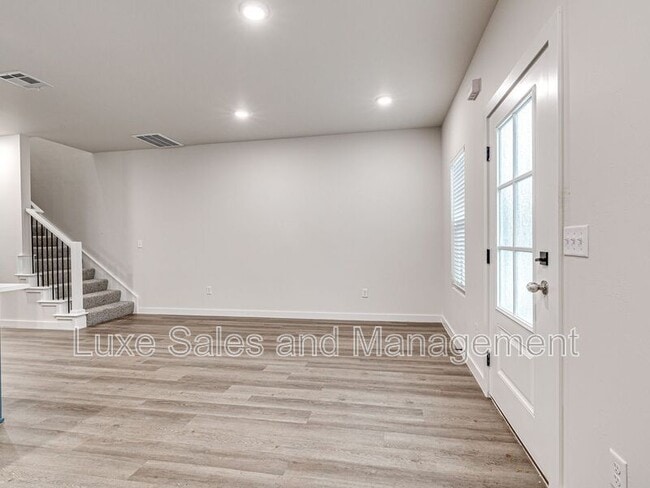 Building Photo - 610 W 2nd St