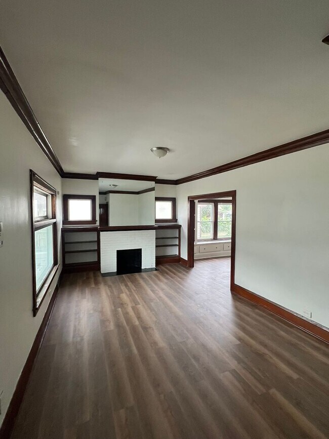 Building Photo - Charming 4-Bedroom Single-Family Home in C...