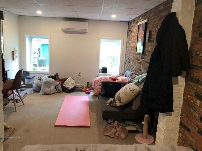 Building Photo - 314 E 8th St