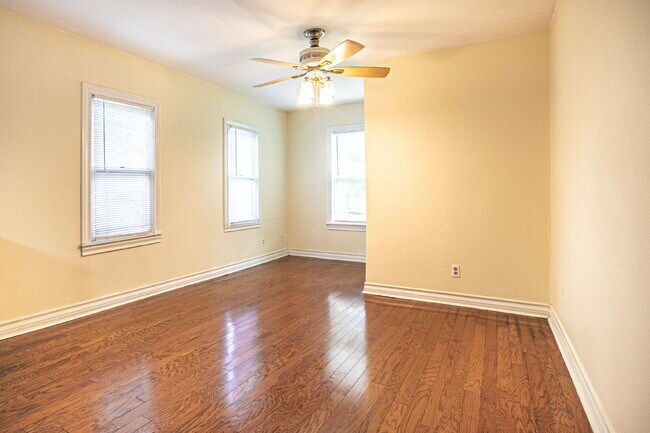 Building Photo - 3br / 2ba house in Woodlawn terrace, close...
