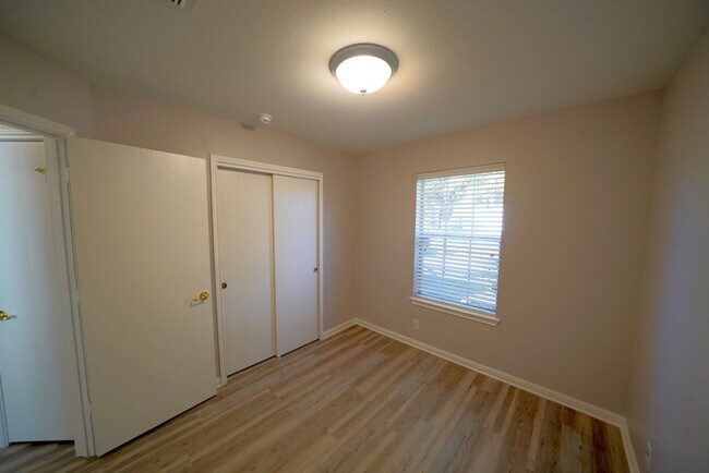 Building Photo - Beautifully Renovated Home Now Available in Converse.  Realtor Commission: $500
