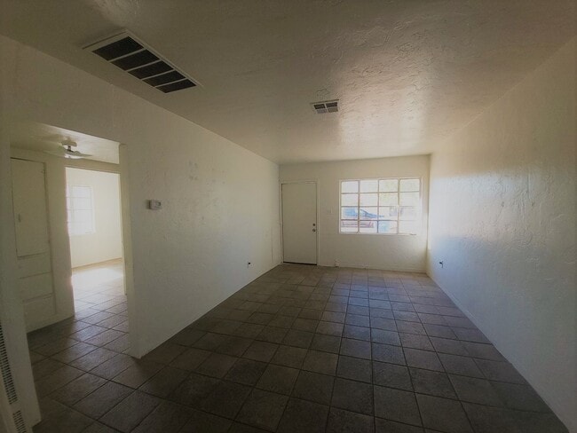 Building Photo - NICE AND AFFORDABLE 2 BEDROOM 1 BATH DUPLEX IN PHOENIX