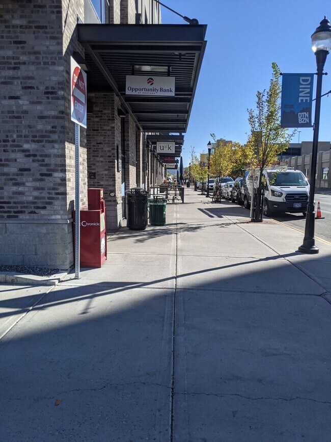 Building Photo - Short-term or long-term, upscale fully fur...