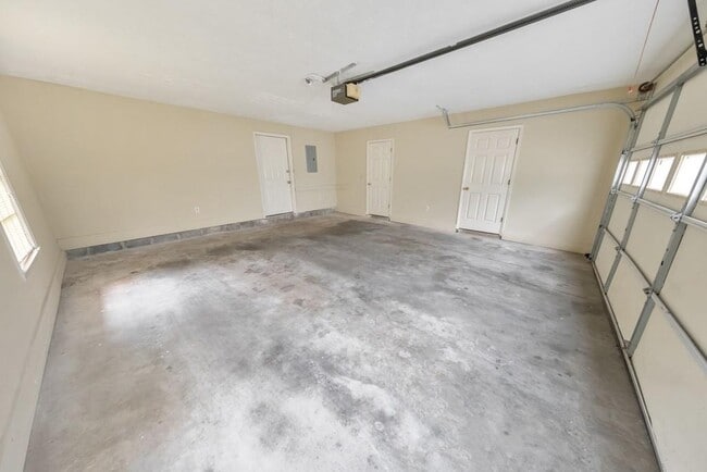 Building Photo - 2980 Hembree Rd NE