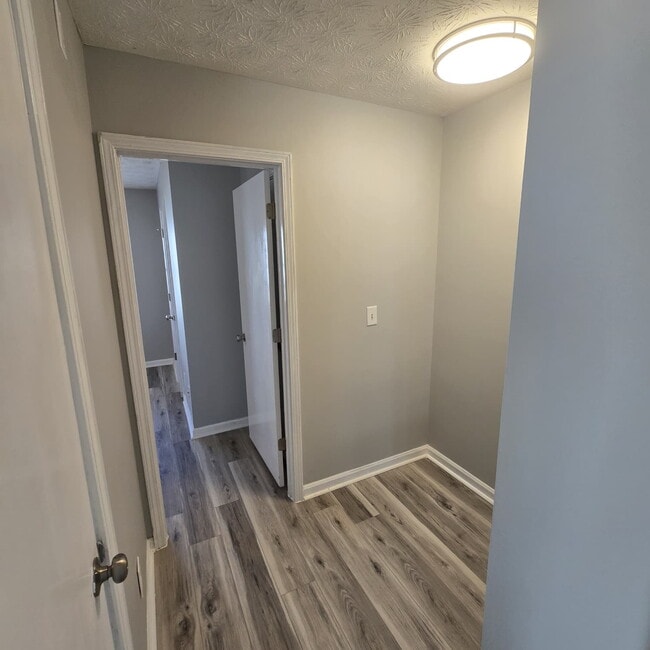 Building Photo - 2 Bedroom Townhome conveniently located near the interstate, hospital, airport, entertainment and...