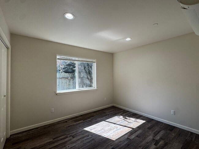 Building Photo - 1742 Anderson Ave