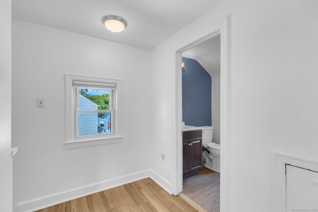 Building Photo - 23 Oldroyd St