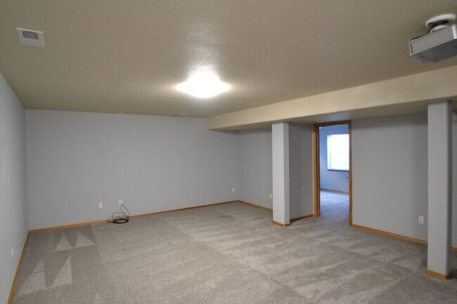Building Photo - 6 Bed, 3.5 Bath Home Available Now!