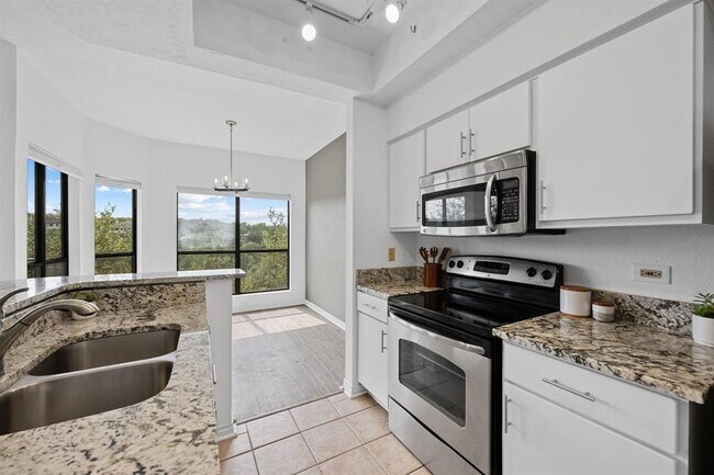 Building Photo - 4711 Spicewood Springs Rd