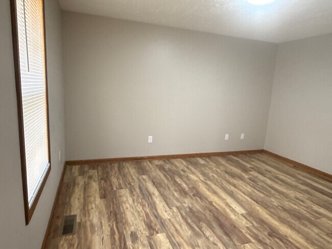 Building Photo - 22 Dean Cv