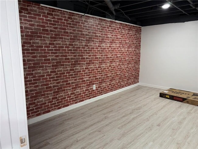 Building Photo - 2352 Englewood Dr