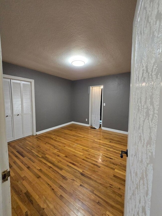 Building Photo - 4 Bedroom, 2 Bathroom House!