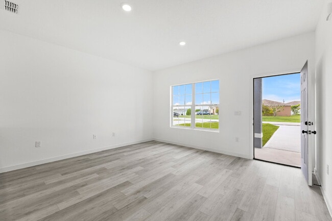 Building Photo - Stylish & Spacious 3 Bedroom Home in Prime Location!