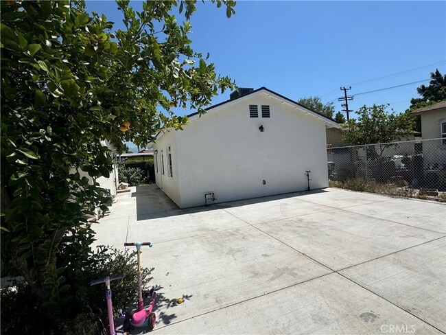 Building Photo - 10556 Laurel Canyon Blvd