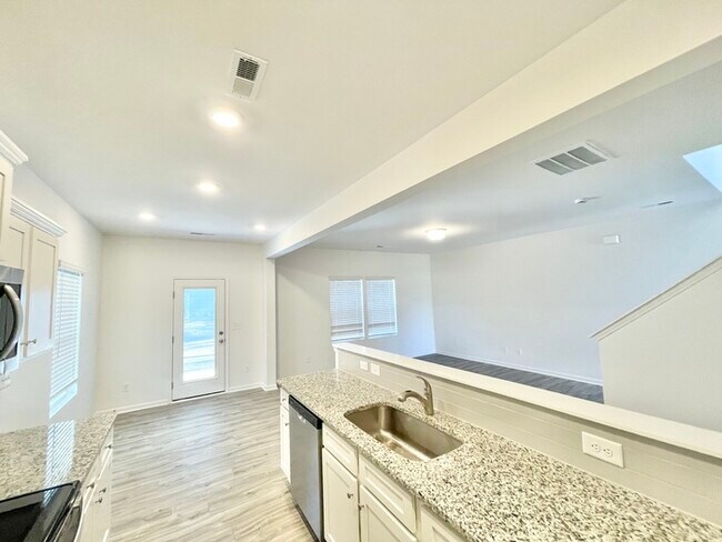 Building Photo - 3 br 2.5 ba Paired Home with attached gara...
