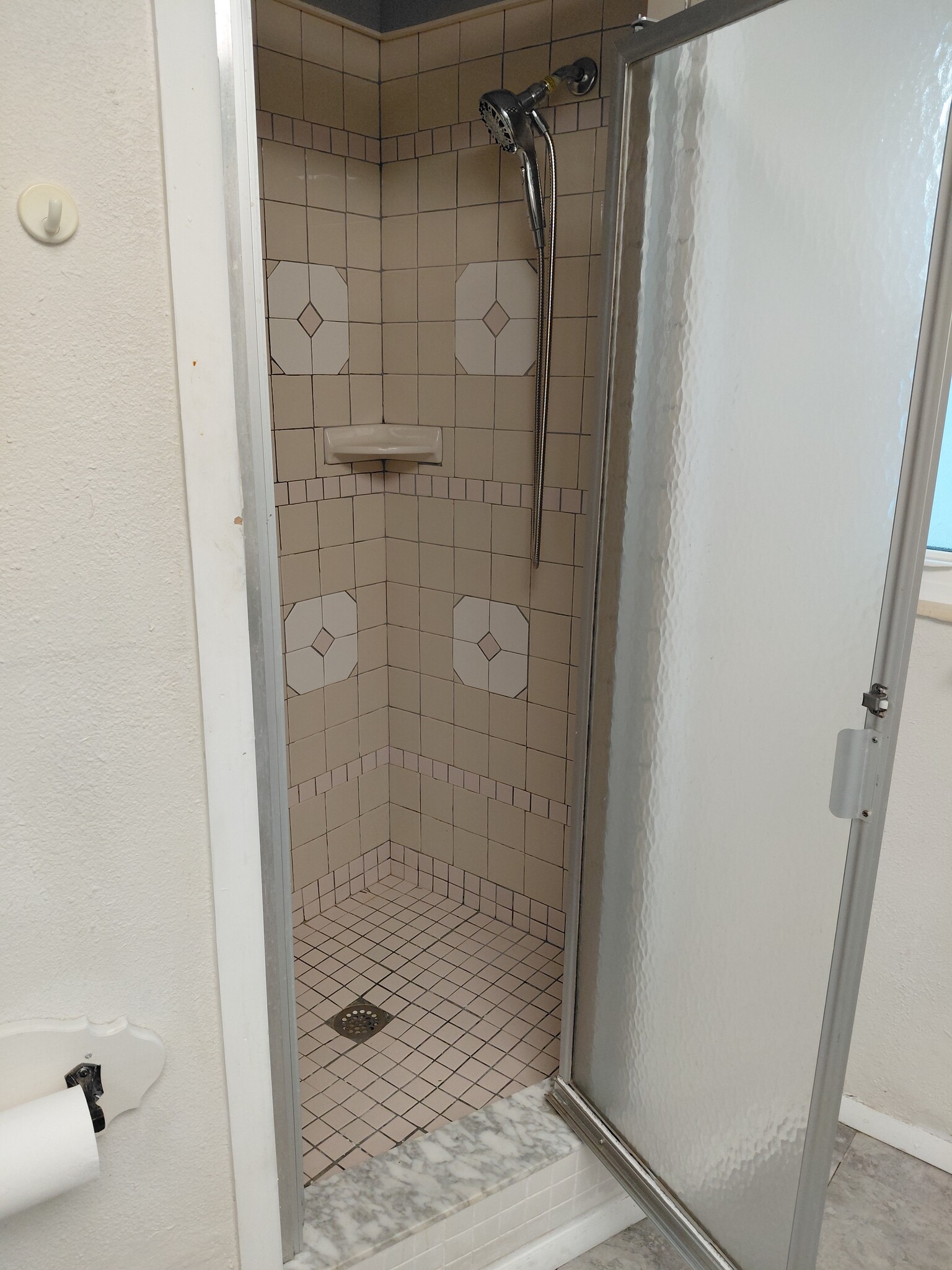 Large shower - 5720 24th St W