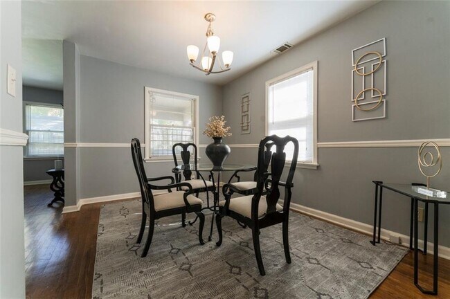 Building Photo - 547 Westmeath Dr SW