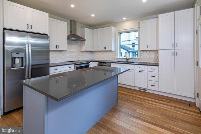 Building Photo - 22 Dickinson St