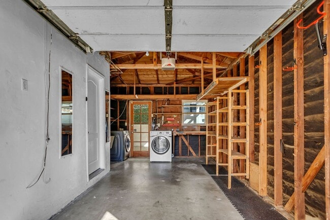 Building Photo - Great two story home in Pacific Beach close to the bay!