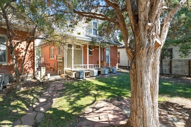 Building Photo - Fully Renovated 1 Bedroom 1 Bath Apartment...