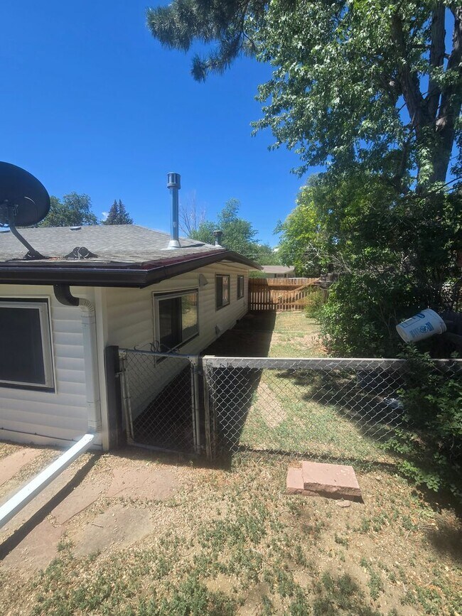 Building Photo - Rural 3 Bedroom Home in Fort Collins with Attached Garage and HUGE Yard Now Available! NO HOA!