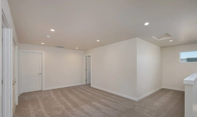 Building Photo - 3 bed/2.5 bathroom Townhouse