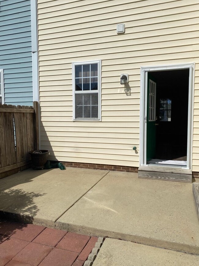 Building Photo - 330 Commons Dr