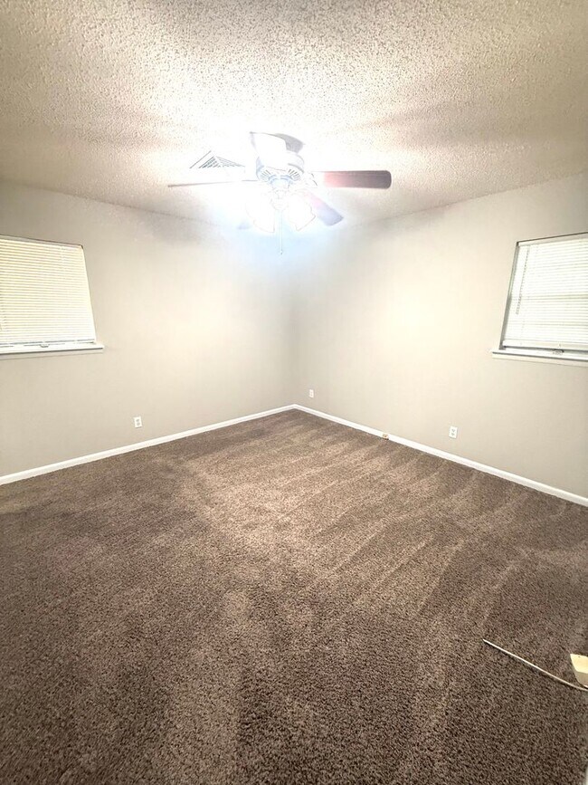 Building Photo - **3 Bed 2 Bath located off Wares Ferry Road** Call our self showing number to schedule a tour 334...
