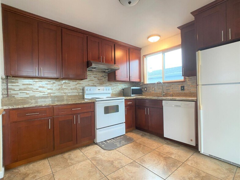 Building Photo - 1215 Skyline Dr