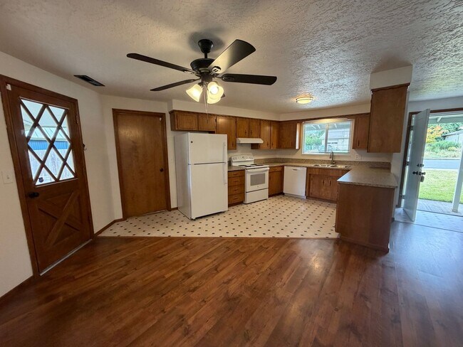Building Photo - 3 Bedroom 2 Bath Single Family House