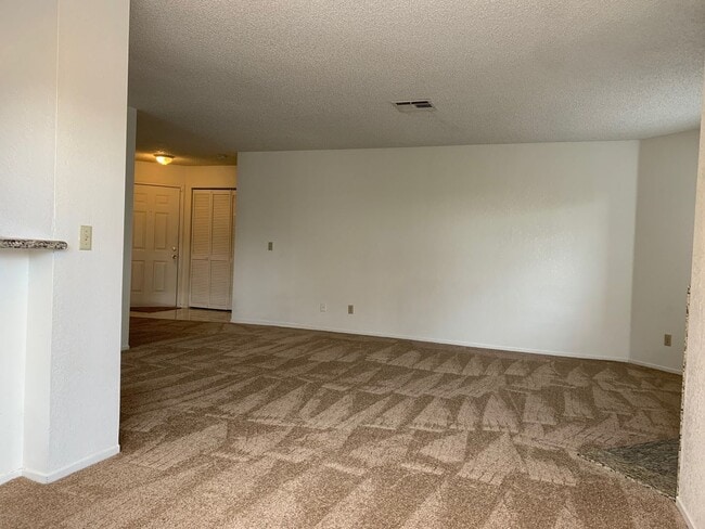 Building Photo - 2 Bed / 2 Bath Condo for Rent