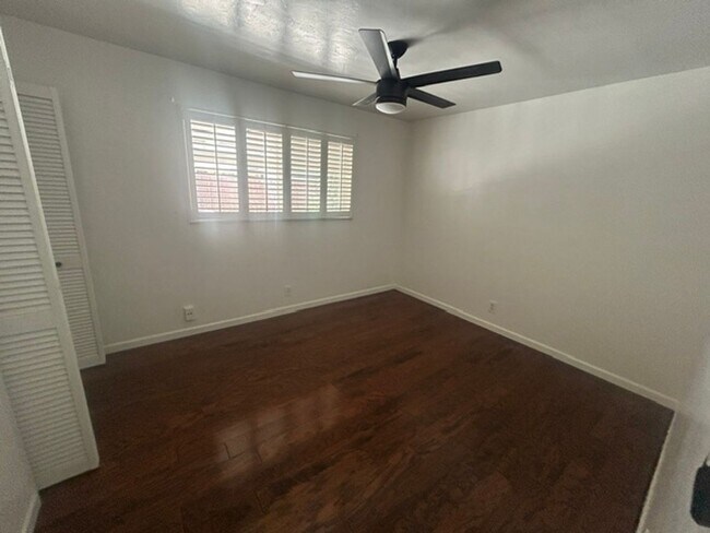 Building Photo - 3 Bedroom 2 Bathroom Centrally Located Near Shopping and Restaurants!