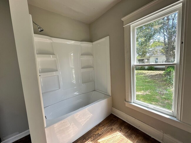 Building Photo - Four Bedroom House Available in Battle Creek!