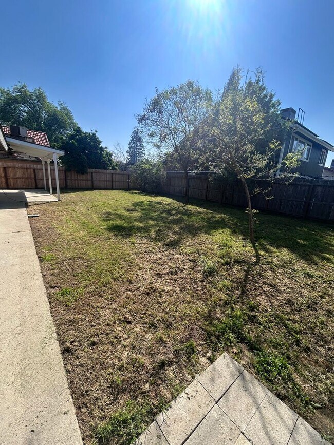 Building Photo - Now Available! 3 Bedroom Home in North West Visalia!