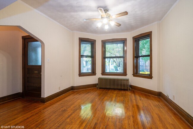 Building Photo - 1723 W Balmoral Ave