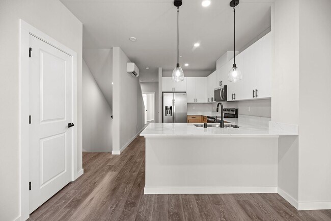Building Photo - New Luxury Townhomes - Don't Miss Out!