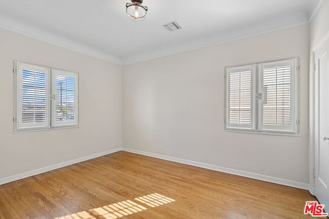 Building Photo - 1142 S Clark Dr