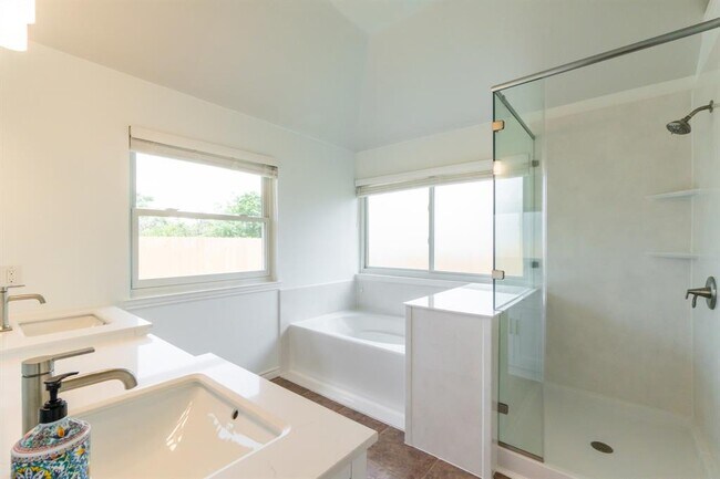 Building Photo - 8002 Manx Dr